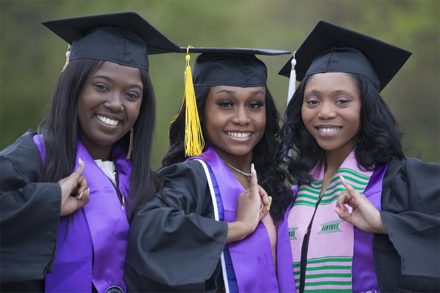 足彩平台 psychology program graduates in cap and gown